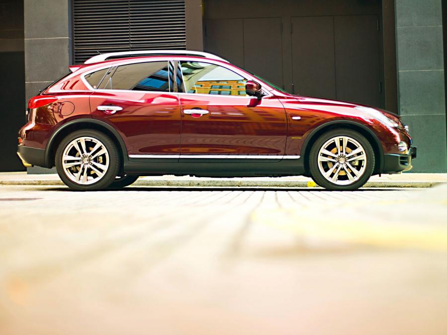  Infiniti EX30d GT 2010 года  (UK) (фото 9 из 20)
